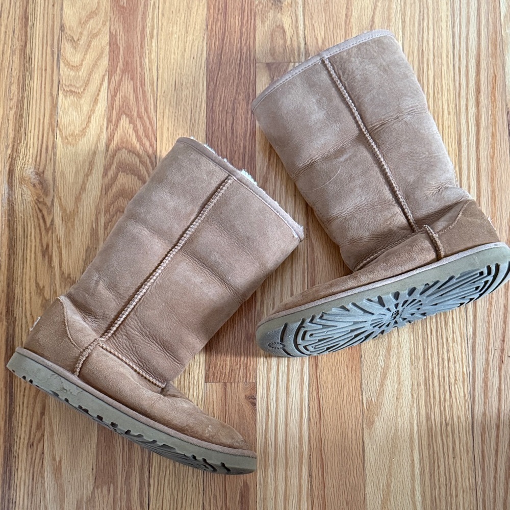 Ugg sz 6 mid height shearling suedeCozy Tan Women's Boots great condition